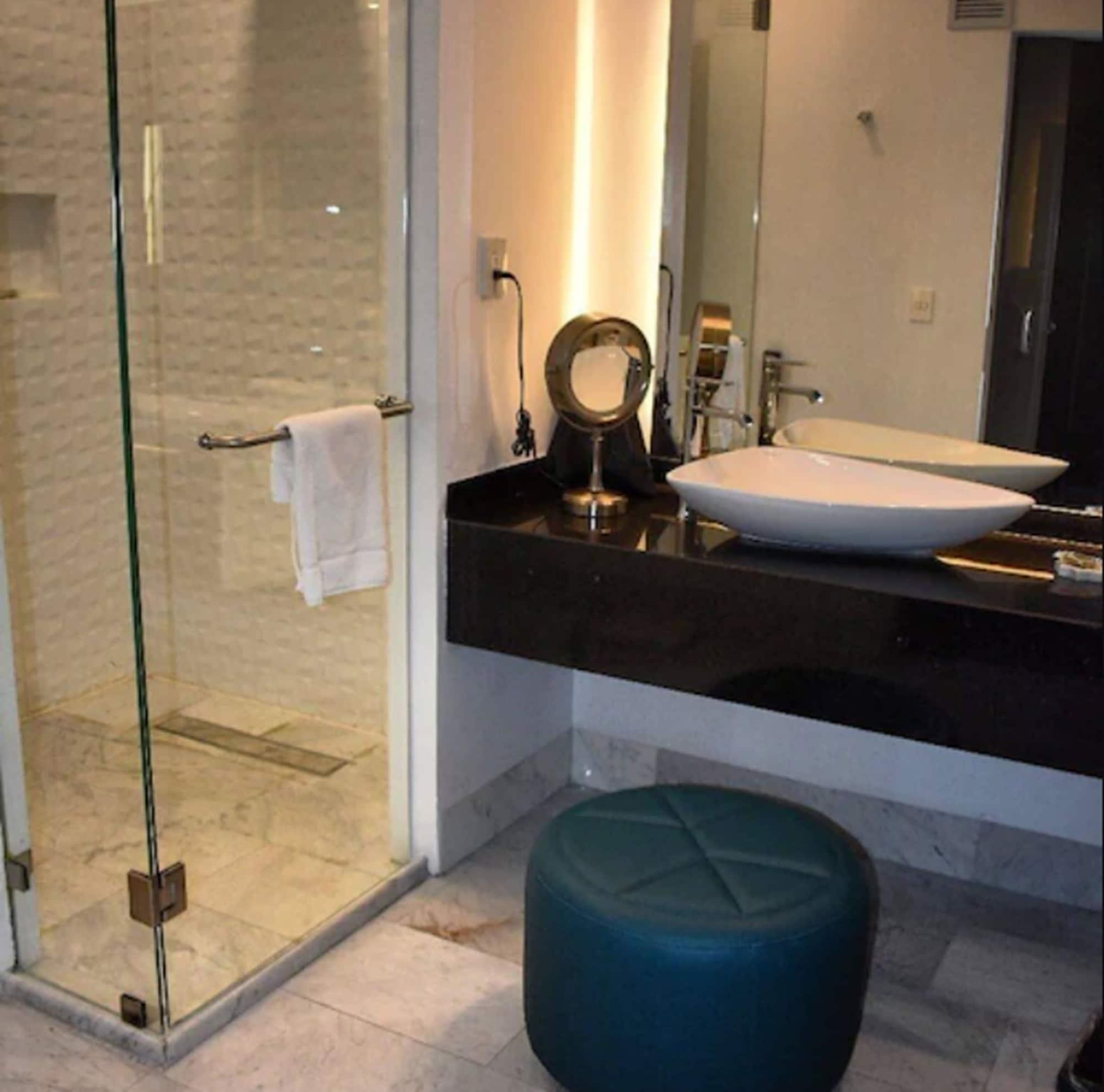 Baruk Guadalajara Hotel De Autor Екстериор снимка A bathroom in a hotel