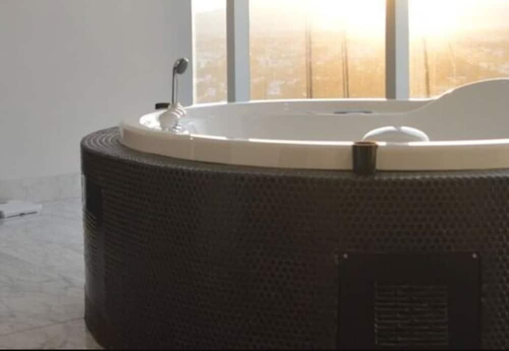 Baruk Guadalajara Hotel De Autor Екстериор снимка A whirlpool bathtub