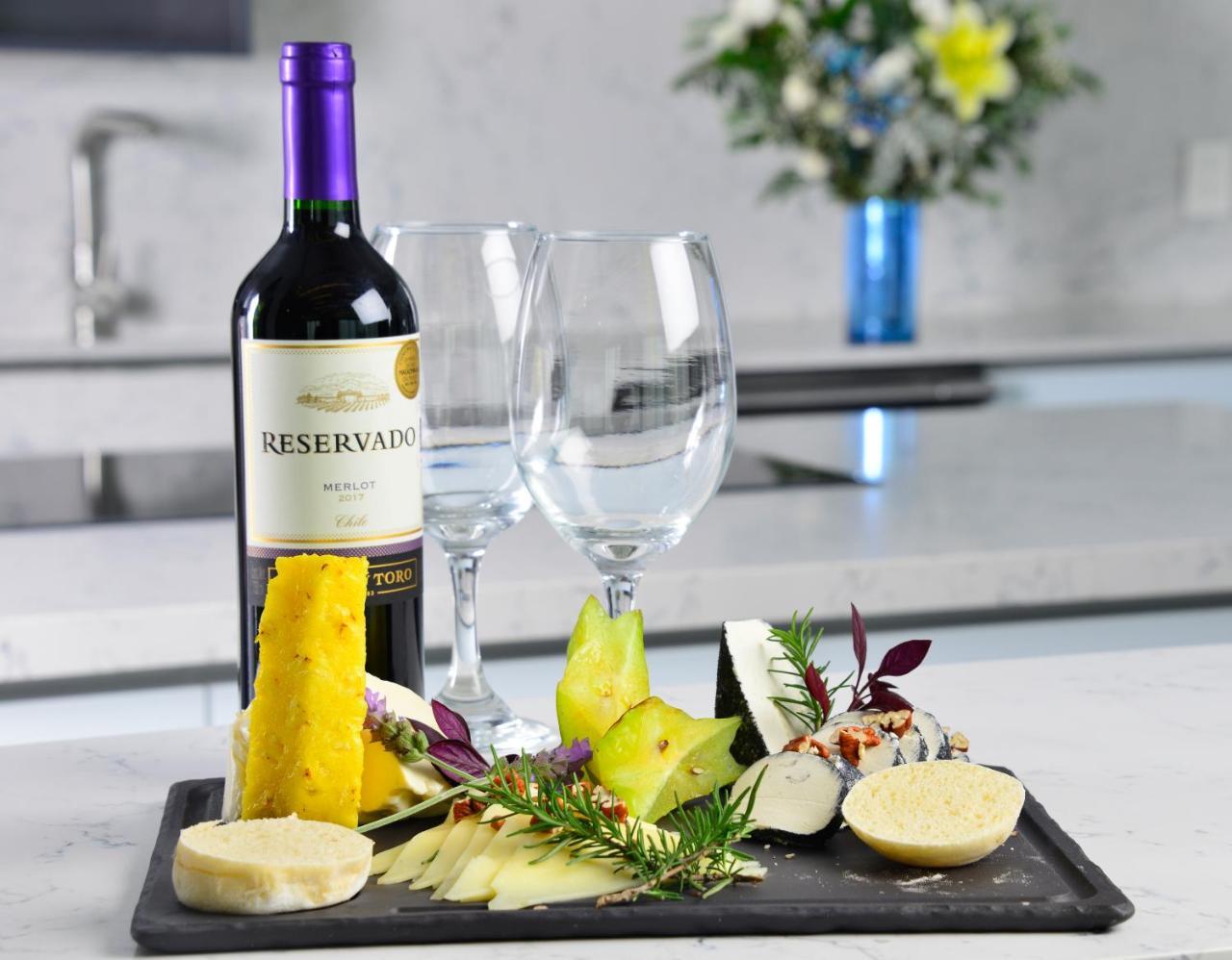 Baruk Guadalajara Hotel De Autor Екстериор снимка A wine and cheese pairing